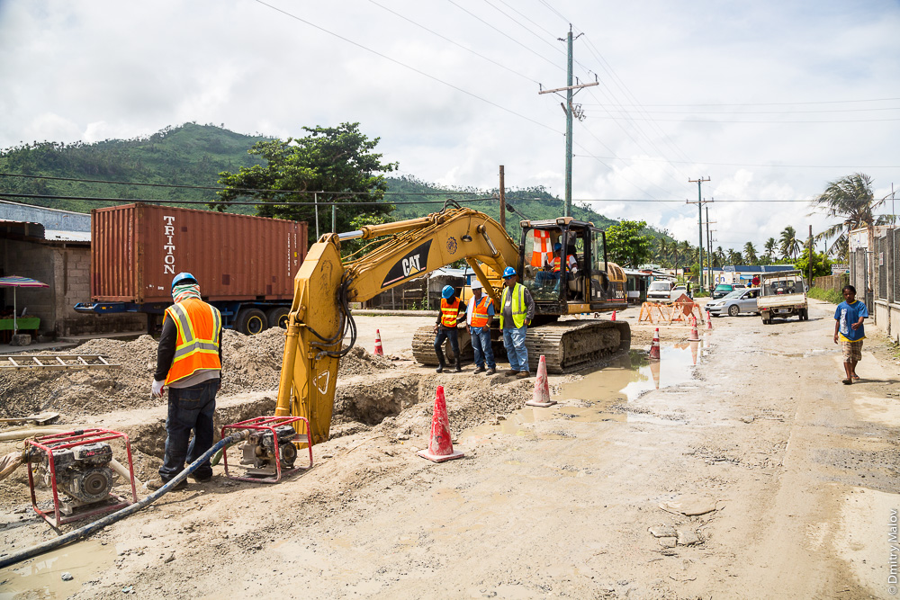 Дорогу вокруг острова Вено ремонтируют, штат Трук (Чуук), Каролинские острова, Микронезия. The road around Weno under construction, Truk/Chuuk, Caroline Islands, Micronesia.
