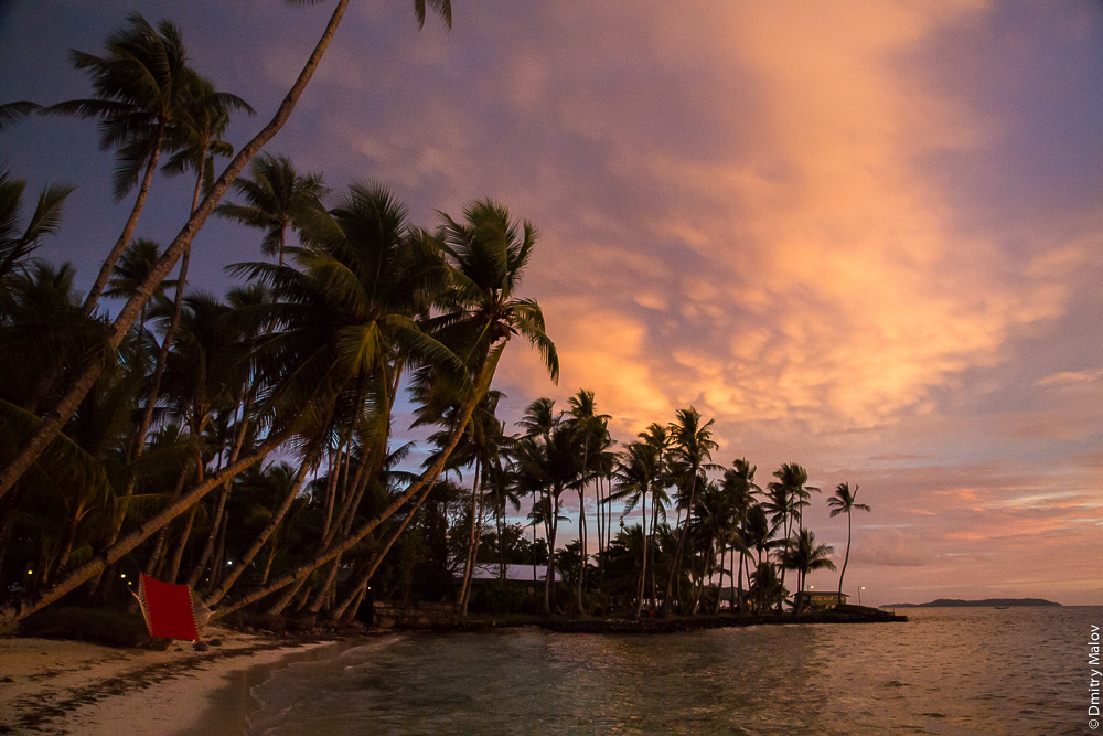 Вечер после заката на острове Трук (Чуук), Микронезия. Пальмы, море, песок, пляж, гамак. Blue Lagoon Resort, Weno, Truk/Chuuk, Caroline Islands, Micronesia.