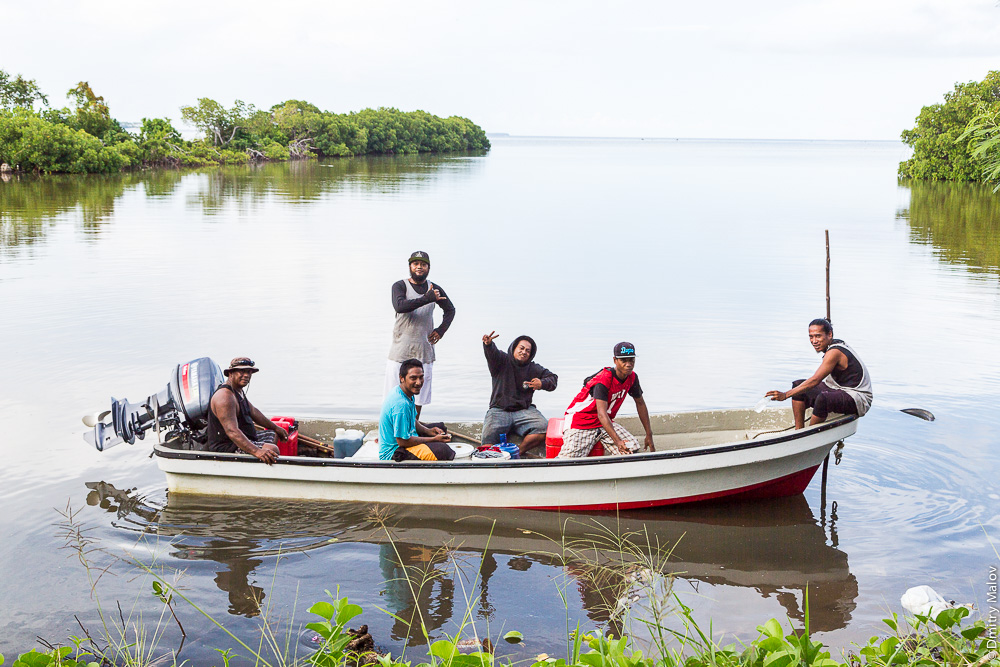 Местные жители острова Вено на лодке, лагуна Трука (Чуук), Каролинские острова, Микронезия. Local native people on a boat, Truk/Chuuk lagoon, Caroline Islands, Micronesia.