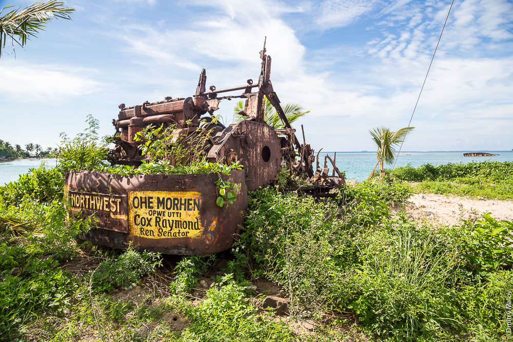 Машина зарастает, джунгли. Вокруг острова Вено, штат Трук (Чуук), Каролинские острова, Микронезия. Road around Weno, Truk/Chuuk, Caroline Islands, Micronesia. Abandoned machinery.