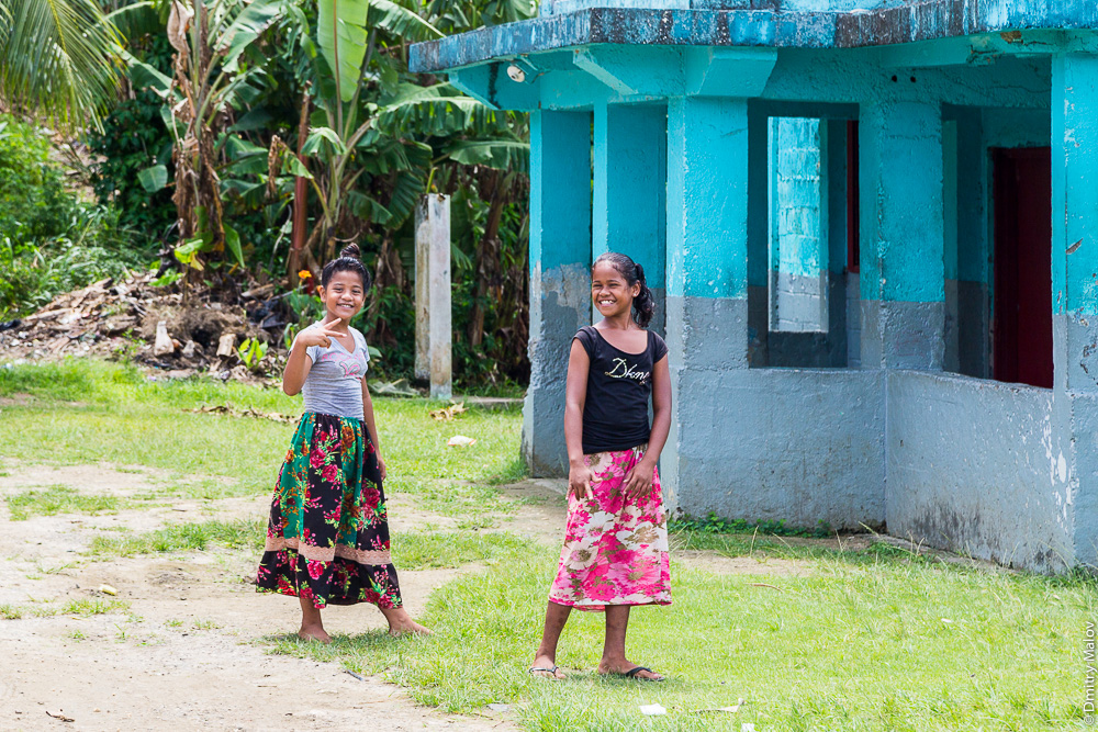 Местные жительницы-девочки улыбаются, остров Вено, лагуна Трука (Чуук), Каролинские острова, Микронезия. Local native girls smiling, Weno island, Truk/Chuuk lagoon, Caroline Islands, Micronesia.