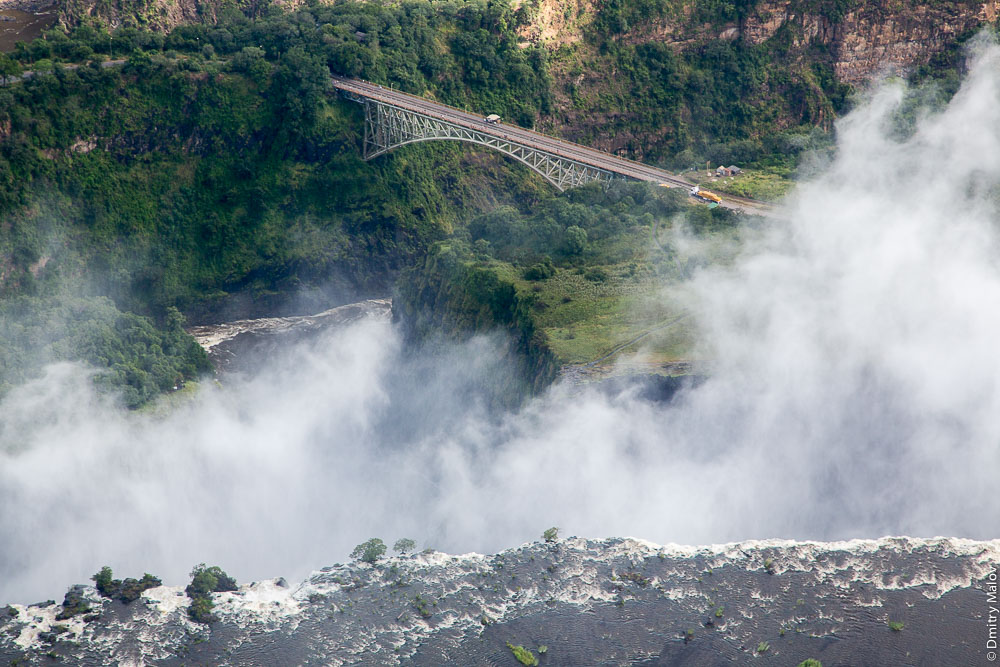 Водопад Виктория и мост, Замбези, Замбия, Зимбабве. Victoria Falls and the bridge, Zambezi, Zambia, Zimbabwe