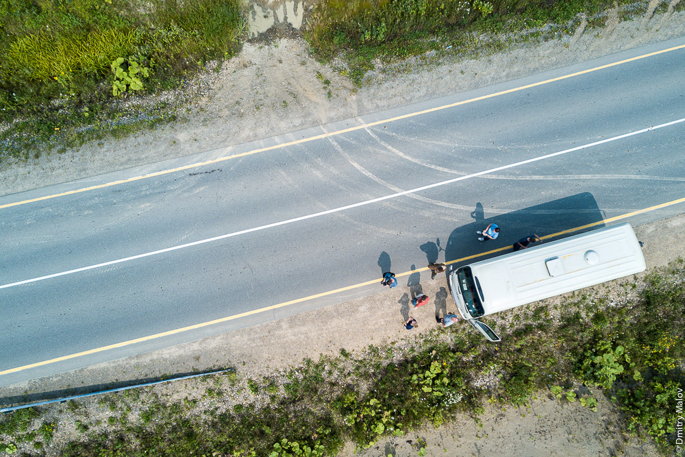 Туристы и микроавтобус, вид с воздуха. Сахалин, Россия. Tourists and a minibus, aerial view. Sakhalin, Russia.