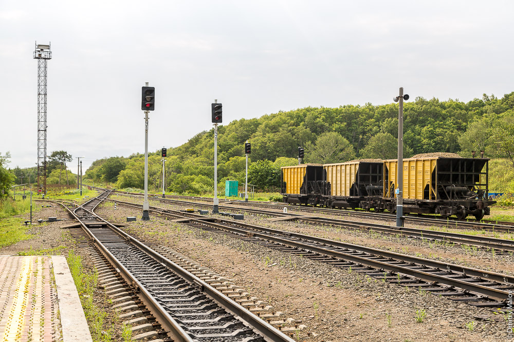 Станция Взморье, Сахалин. Vzmorye station, Sakhalin, Russia. 1067mm gauge, колея 1067мм. Перешивка колеи на материковую. Hopper cars, вагоны хопперы