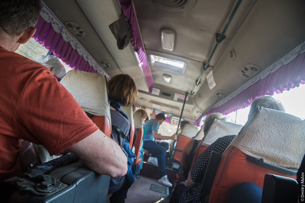 Русские туристы едут из Томари в Холмск на маршрутке, Сахалин. Russian tourists travel on minibus from Tomari to Kholmsk, Sakhalin, Russia