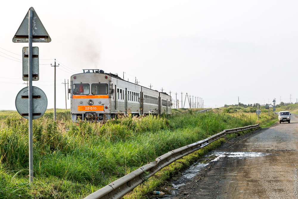 Дизель-поезд Д2-010, Южный Сахалин между Томари и Холмском. Diesel train D2-010, Southern Sakhalin between Tomari and Kholmsk, Russia.