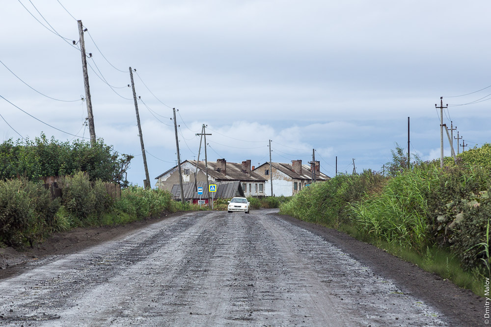 Северные окрестности Холмска, Сахалин. Гравийная дорога. Northern neighborhoods of Kholmsk, Sakhalin, Russia. Gravel road.