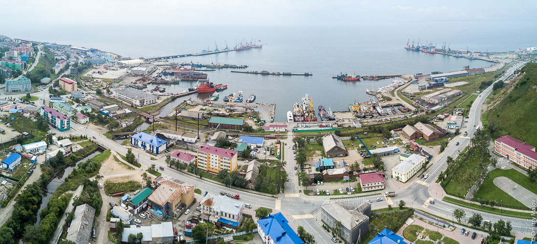 Панорама порта и центра города Корсаков с дрона, Сахалин, аэрофотосъемка. Aerial panorama of the port and town centre of Korsakov, Sakhalin, Russia. Drone photo.
