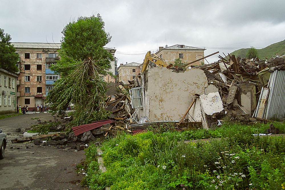 Последствия землетрясения в Невельске, Сахалин. After the earthquake in Nevelsk, Sakhalin, Russia. 2007