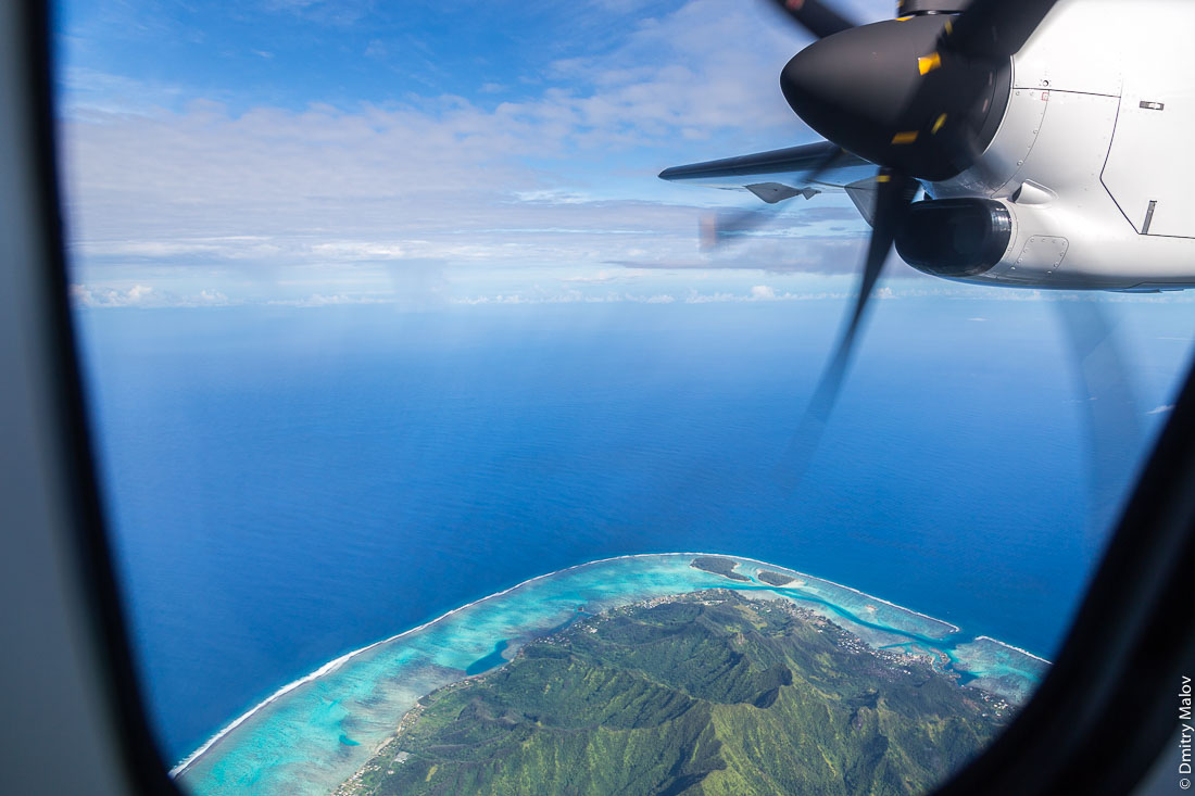 Остров Моорея (Мурея) под крылом ATR 72-600 F-ORVR. Французская Полинезия. The island of Moorea seen from air out of window of ATR 72-600 F-ORVR. French Polynesia.
