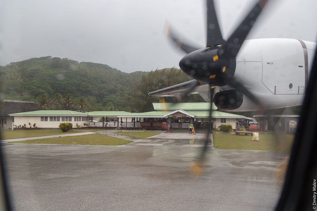 Аэропорт Руруту, острова Острал (Тубуаи) из окна ATR 72-600, Французская Полинезия. Airport of Rurutu, Austral (Tubuai) Islands from a window of an ATR 72-600, French Polynesia.