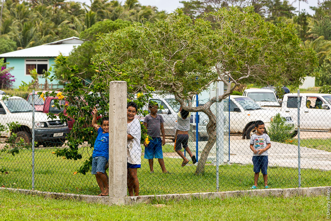 Дети встречают рейс с Таити в аэропорту Риматара, архипелаг Острал (Тубуаи), Французская Полинезия. Children greeting a flight from Tahiti at Rimatara airport, the Austral archipelago (Tubuai), French Polynesia.