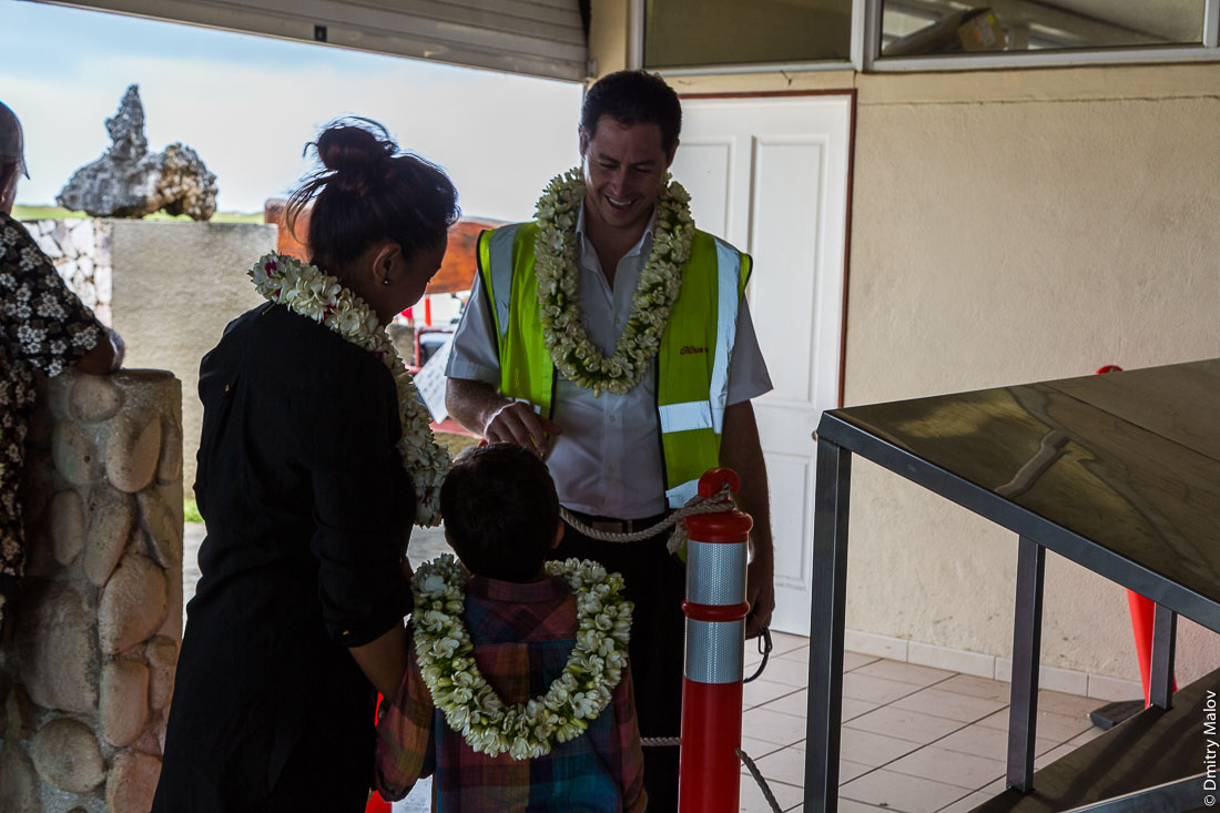 Встречают рейс с Таити в аэропорту Риматара, архипелаг Острал (Тубуаи), Французская Полинезия. Greeting guests at Rimatara airport, the Austral archipelago (Tubuai), French Polynesia.