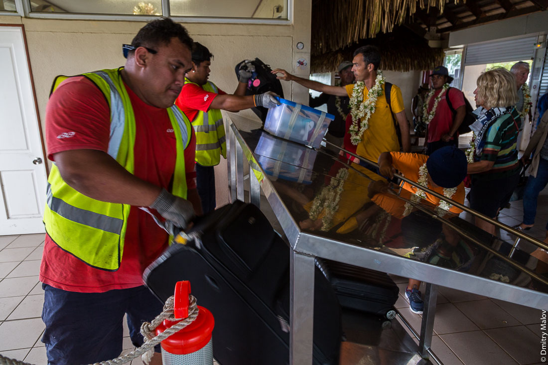 Выдача багажа в аэропорту Риматара, архипелаг Острал (Тубуаи), Французская Полинезия. Baggage claim at Rimatara airport, the Austral archipelago (Tubuai), French Polynesia.