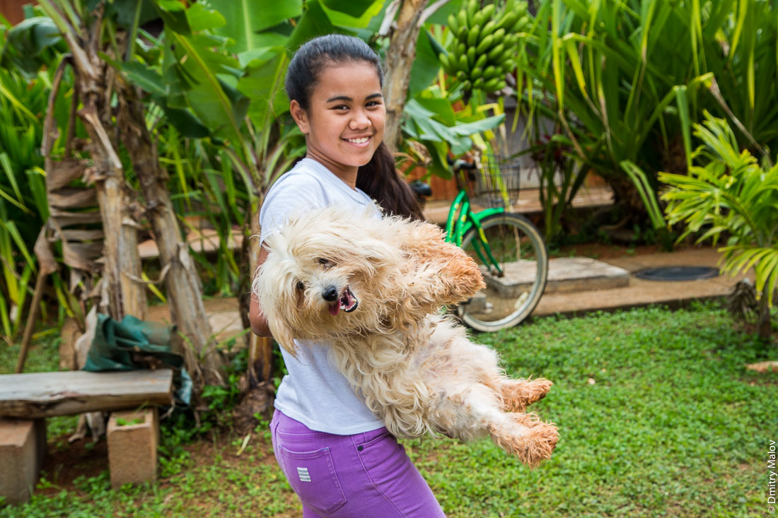 Девочка с собакой, Риматара, архипелаг Острал (Тубуаи), Французская Полинезия. A girl with a dog / doge, Rimatara, the Austral archipelago (Tubuai), French Polynesia.