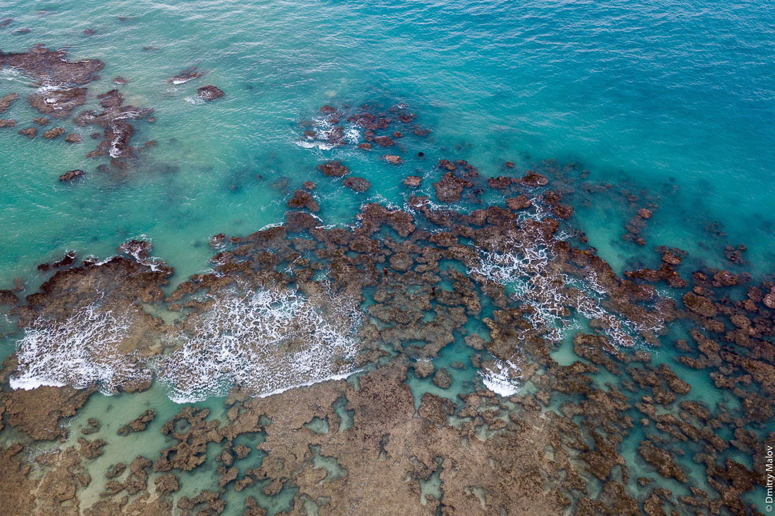 Коралловый риф, остров Тубуаи, архипелаг Острал, Французская Полинезия. Арофотосъёмка с дрона. An aerial drone photo of a coral reef, Tubuai, the Austral islands, French Polynesia.