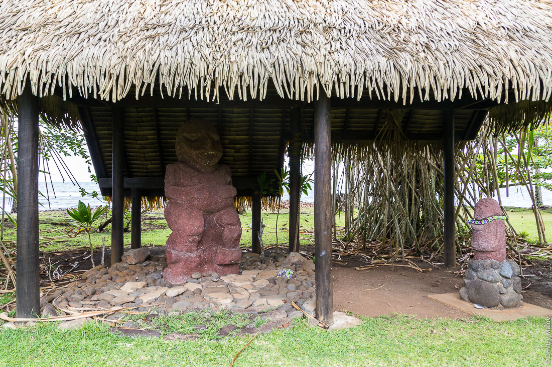 Moana and the baby tiki, original tikis from Raivavae island at the Gauguin Museum, Papeari, Tahiti. Тики Моана и тики-ребёнок, оригинальные тики с острова Раиваваэ в музее Гогена в Папеари, Таити.