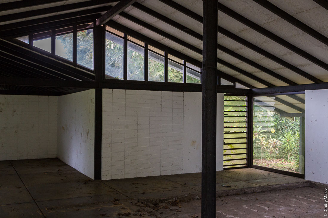 Залы закрытого на реконструкцию музея Гогена в Папеари, Таити. Halls of Gauguin Museum, closed for reconstruction, Papeari, Tahiti.