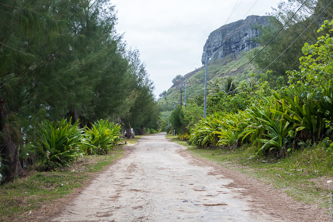 Дорога вокруг острова Раивавае, архипелаг Острал (Тубуаи). The road around the island, Raivavae, Astral (Tubuai) Islands, French Polynesia.