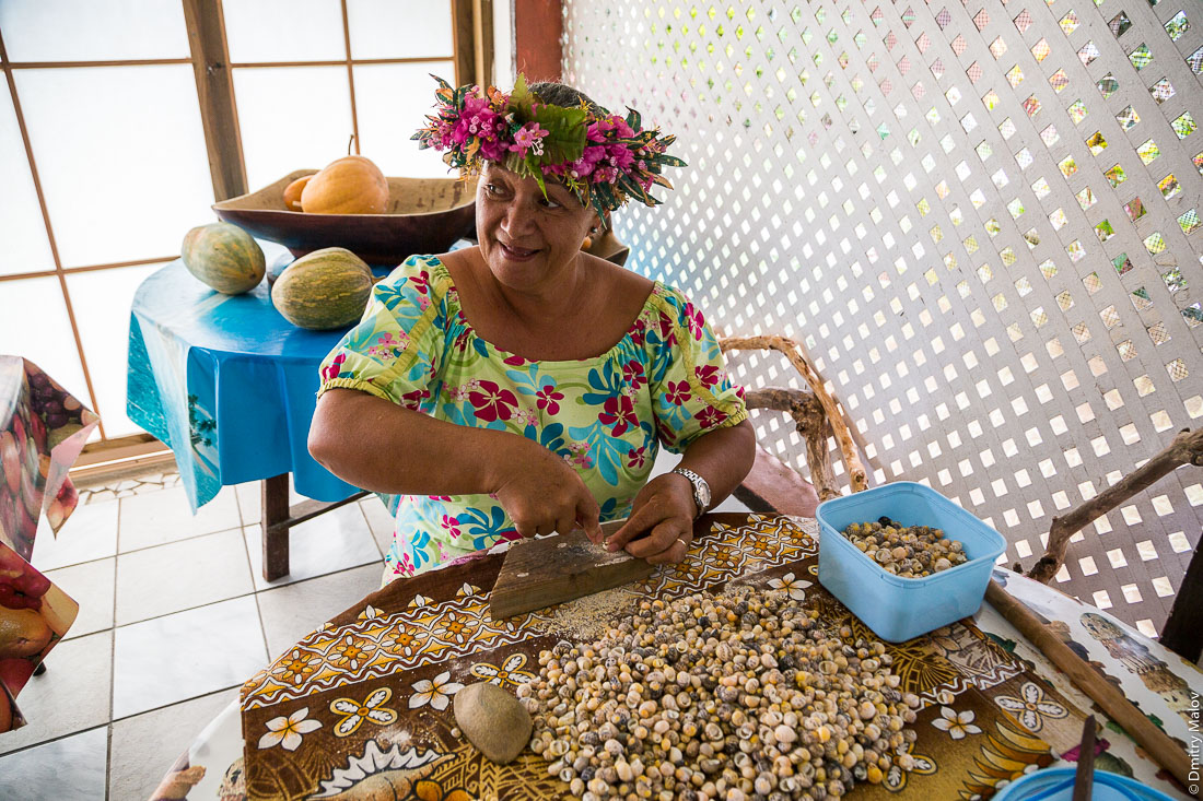 Полинезийка делает ожерелье из ракушек для провожания гостей. Остров Раиваваэ, архипелаг Острал (Тубуаи). Polynesian woman making a farewell seashell necklace. Raivavae island, Astral (Tubuai) Islands, French Polynesia.