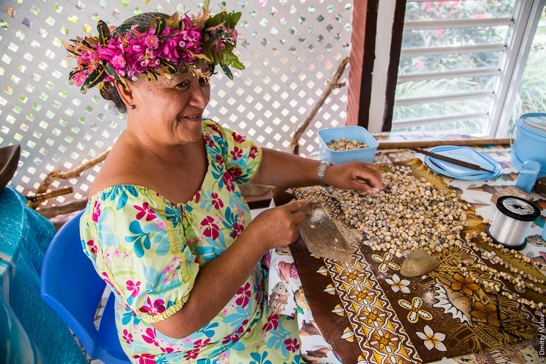 Полинезийка делает ожерелье из ракушек для провожания гостей. Остров Раиваваэ, архипелаг Острал (Тубуаи). Polynesian woman making a farewell seashell necklace. Raivavae island, Astral (Tubuai) Islands, French Polynesia.