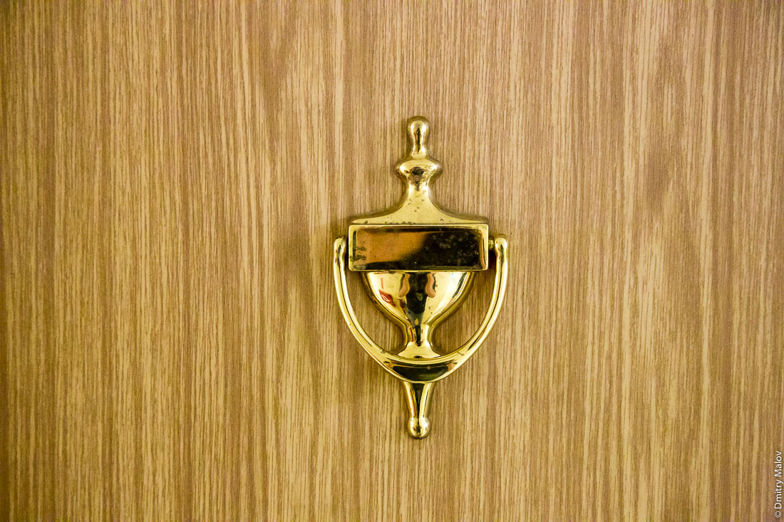 Внутри корабля Tuhaa Pae IV, Французская Полинезия. Знак на двери. Inside of the ship Tuhaa Pae IV, French Polynesia. An on-door insignia.