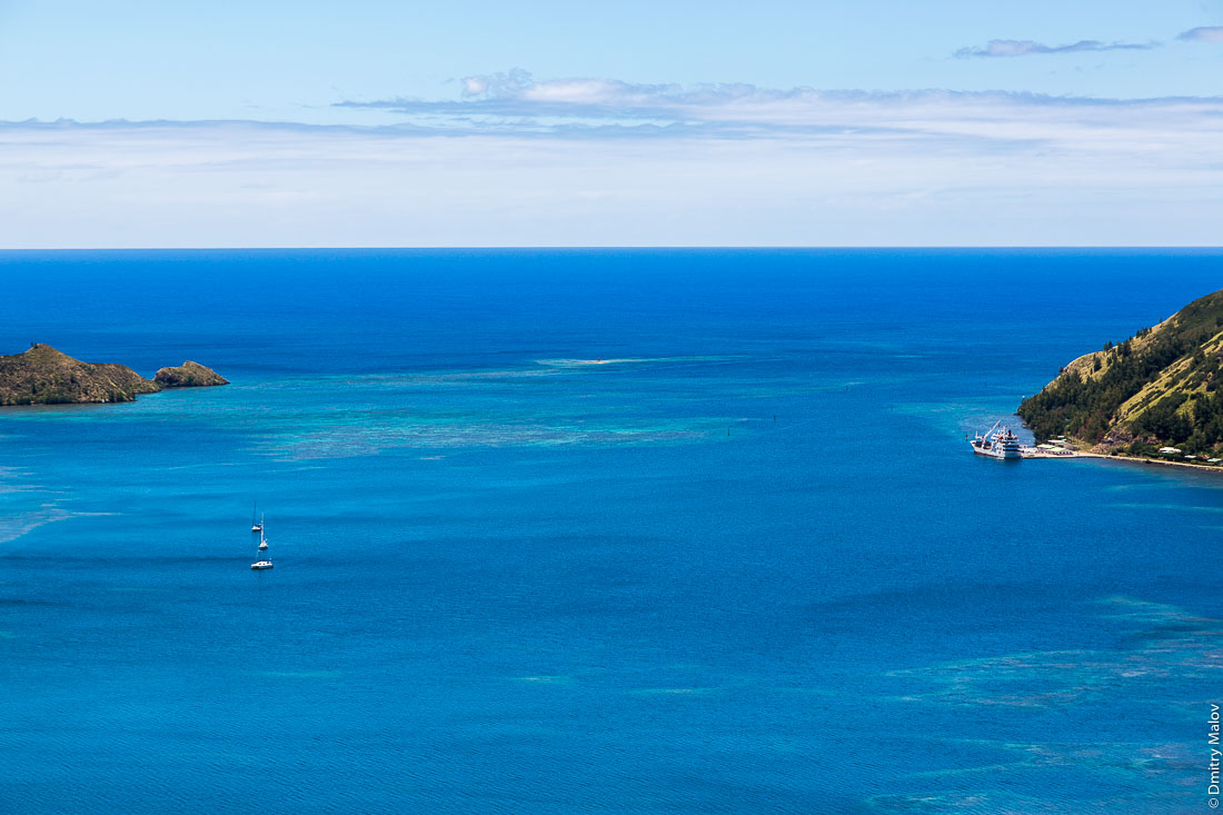 Три яхты и судно Tuhaa Pae IV в бухте Ауреи, остров Рапа-Ити, архипелаг Басс, Французская Полинезия. Ahurei bay with three yachts and Tuhaa Pae IV ship, Rapa-Iti, The Bass Islands, French Polynesia.