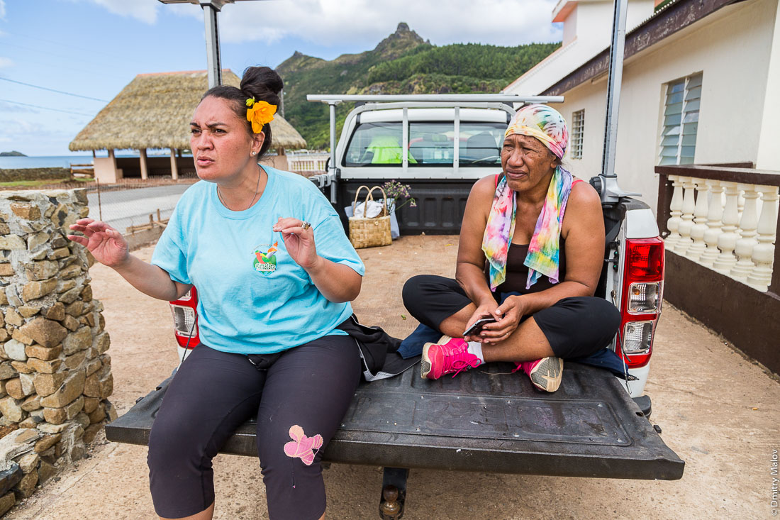 Ауреи, остров Рапа-Ити, острова Басс, Французская Полинезия. Две полинезийки в пикапе. Ahurei, Rapa-Iti, The Bass Islands, French Polynesia. Two local Polynesian women in a pickup