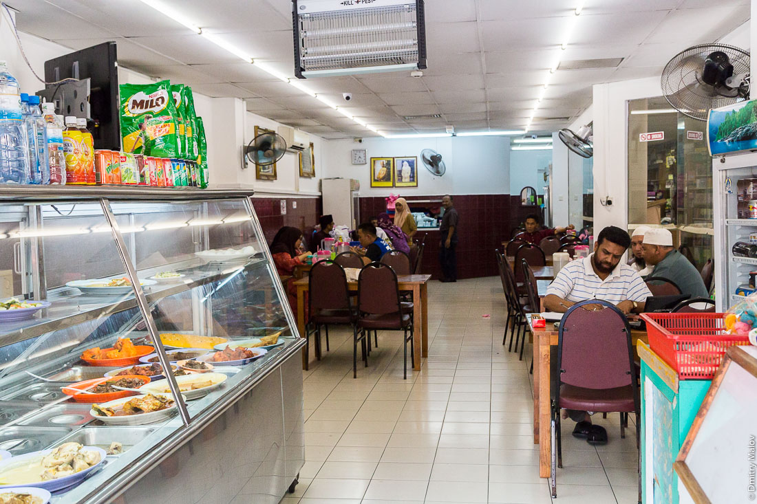 Посетители в кафе, Бандар-Сери-Бегаван, Бруней-Даруссалам. People sitting in a cafe. Bandar Seri Begawan, Negara Brunei Darussalam.