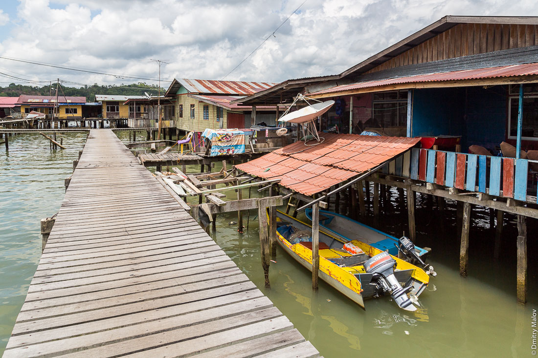 Навес для лодки, спутниковая тарелка. Кампунг-Айер, Бандар-Сери-Бегаван, Бруней-Даруссалам. Shelter for a boat, satellite dish. Stilt village Kampong Ayer, Bandar Seri Begawan, Brunei Darussalam.