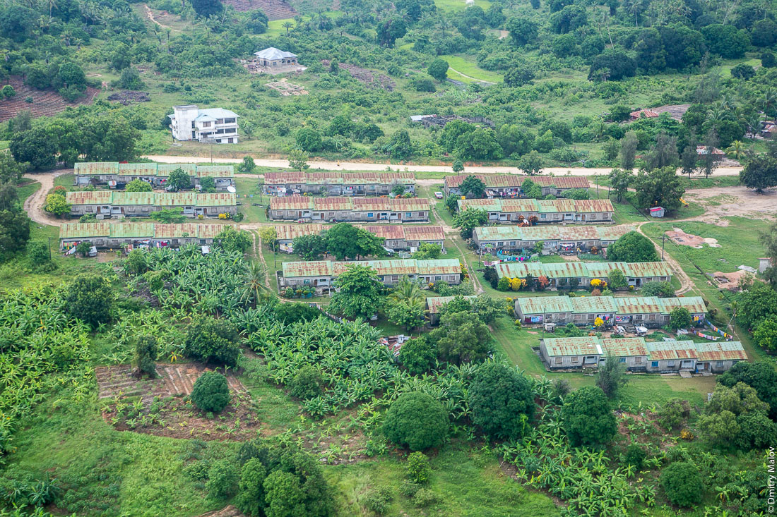 Дома местных жителей, остров Пемба, архипелаг Занзибар, Танзания. Фото с самолёта. Houses of local people, Pemba island, Zanzibar archipelago, Tanzania. Aerial photo