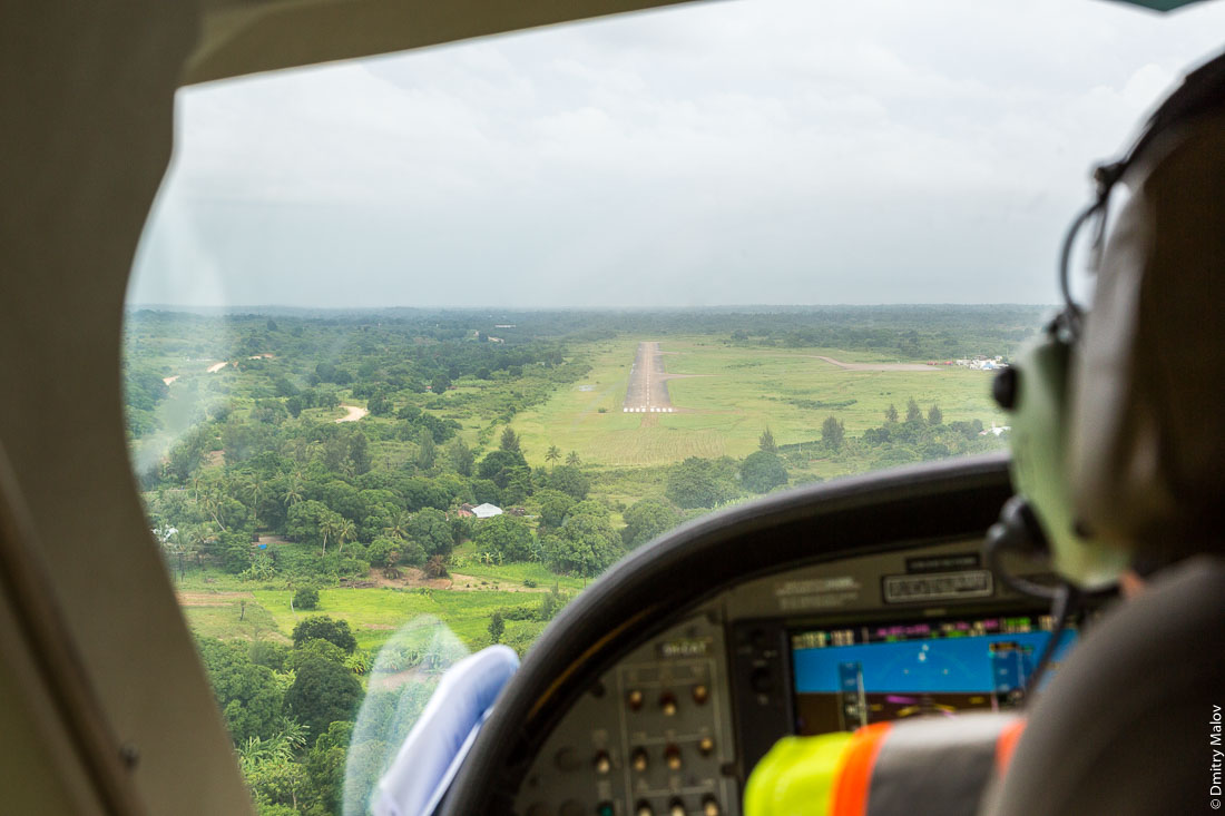 Вид на взлётно-посадочную полосу аэропорта Пембы (PMA) из кабины Cessna Caravan 208 B (5H-CAR) во время посадки, остров Пемба, Занзибар, Танзания. Pemba Airport (PMA) airstrip as seen from a Cessna Caravan 208 B (5H-CAR) cockpit on final approach, Pemba island, Zanzibar, Tanzania.