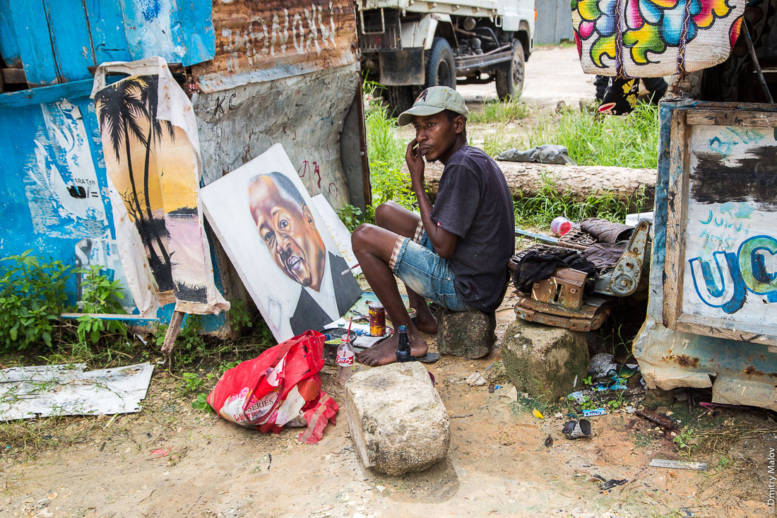 Уличный художник, город Чаки-Чаки, остров Пемба, Занзибар, Танзания. An artist draws on streets of Chake-Chake town, Pemba island, Zanzibar, Tanzania