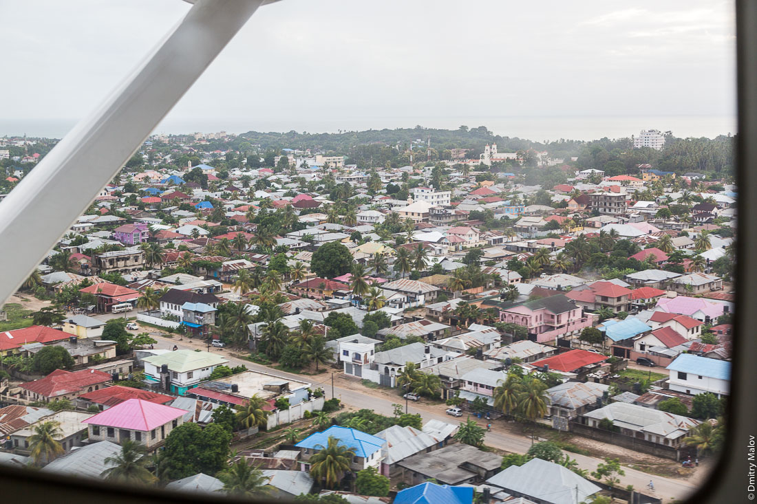 Пригороды Занзибар-сити, остров Унгуджа, Танзания. Аэрофотосъёмка. Zanzibar City outer neighbourhoods, Unguja island, Tanzania. Aerial photo