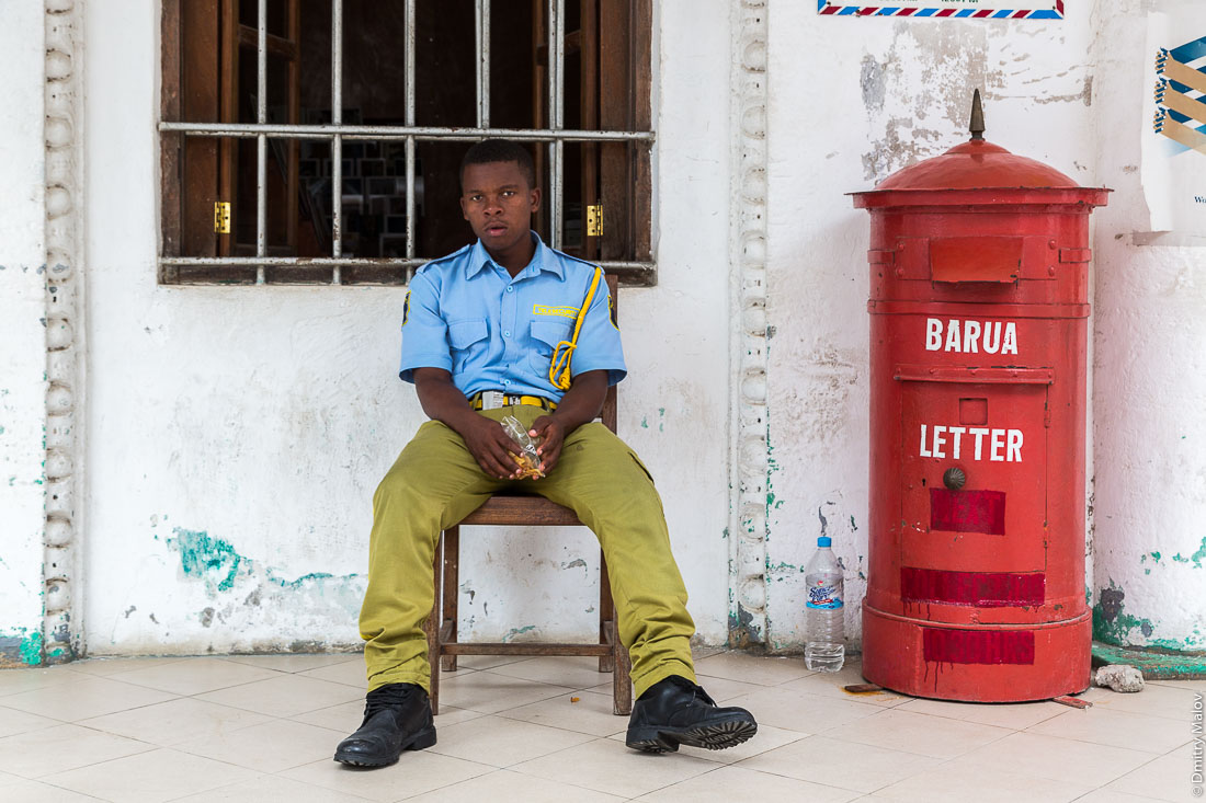 Barua letter. Красный почтовый ящик. Каменный город, старая часть Занзибар-сити, остров Унгуджа, Танзания. Red letter pillar box for mail. Stone Town, old town of Zanzibar City, Unguja island, Tanzania