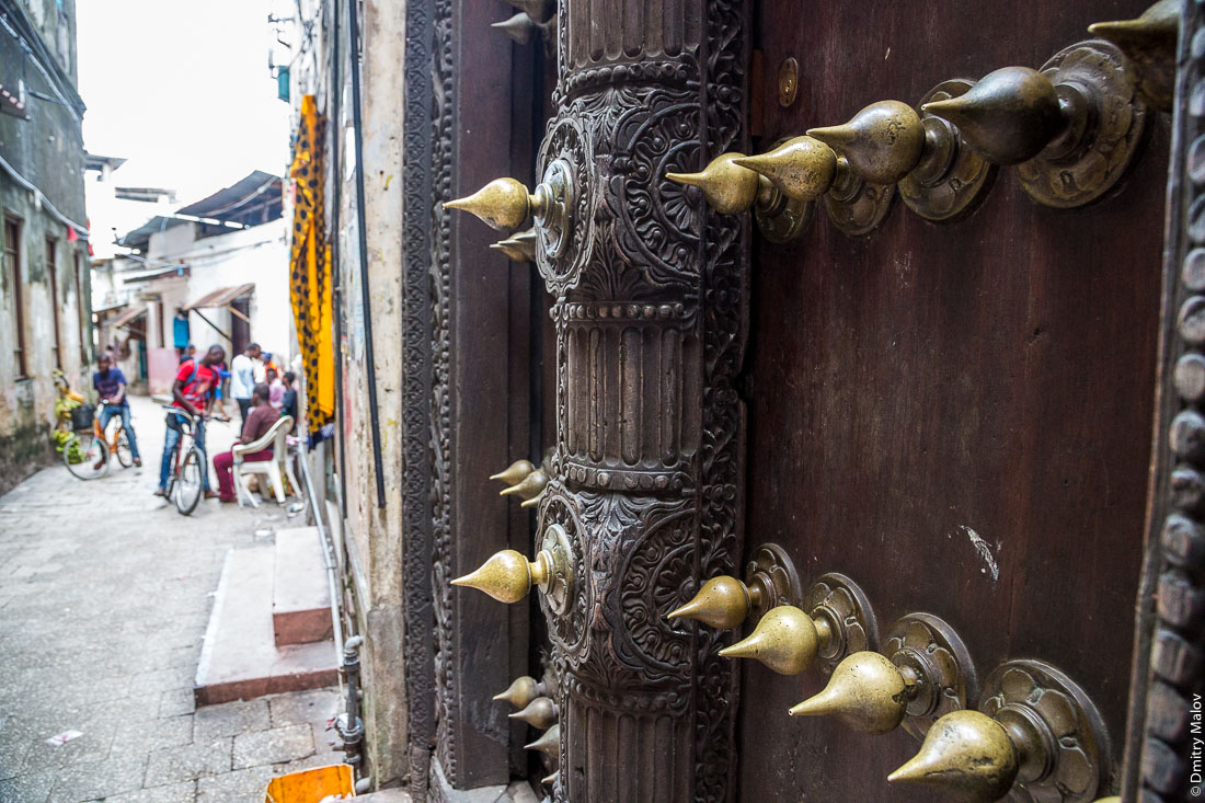 Резные занзибарские двери. Каменный город (Стоун-таун), старая часть Занзибар-сити, остров Унгуджа, Танзания. Carved Zanzibar doors. Arabic doors. Stone Town, old town of Zanzibar City, Unguja island, Tanzania.