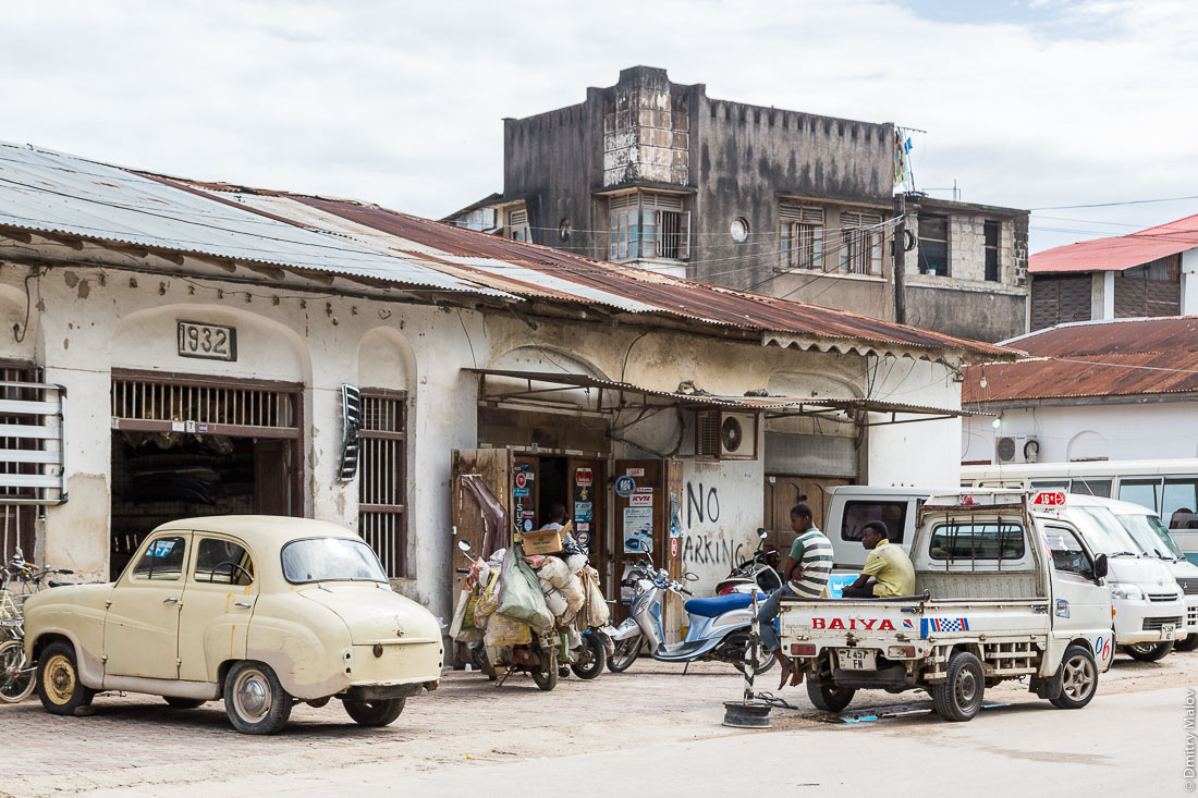 На улицах Каменного города, Занзибар-сити, остров Унгуджа, Танзания. Streets and buildings of Stone Town, Zanzibar City, Unguja island, Tanzania
