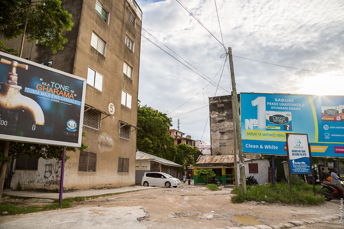 Шестиэтажки, Занзибар-сити, остров Унгуджа, Танзания. Apartment buildings, Zanzibar City, Unguja island, Tanzania
