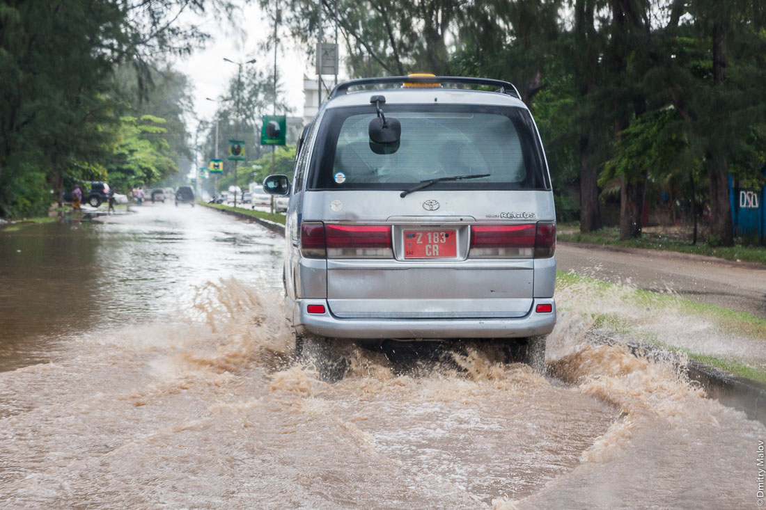 Потоп на улицах Занзибар-сити, остров Унгуджа, Танзания. Flooded streets of Zanzibar City, Unguja island, Tanzania