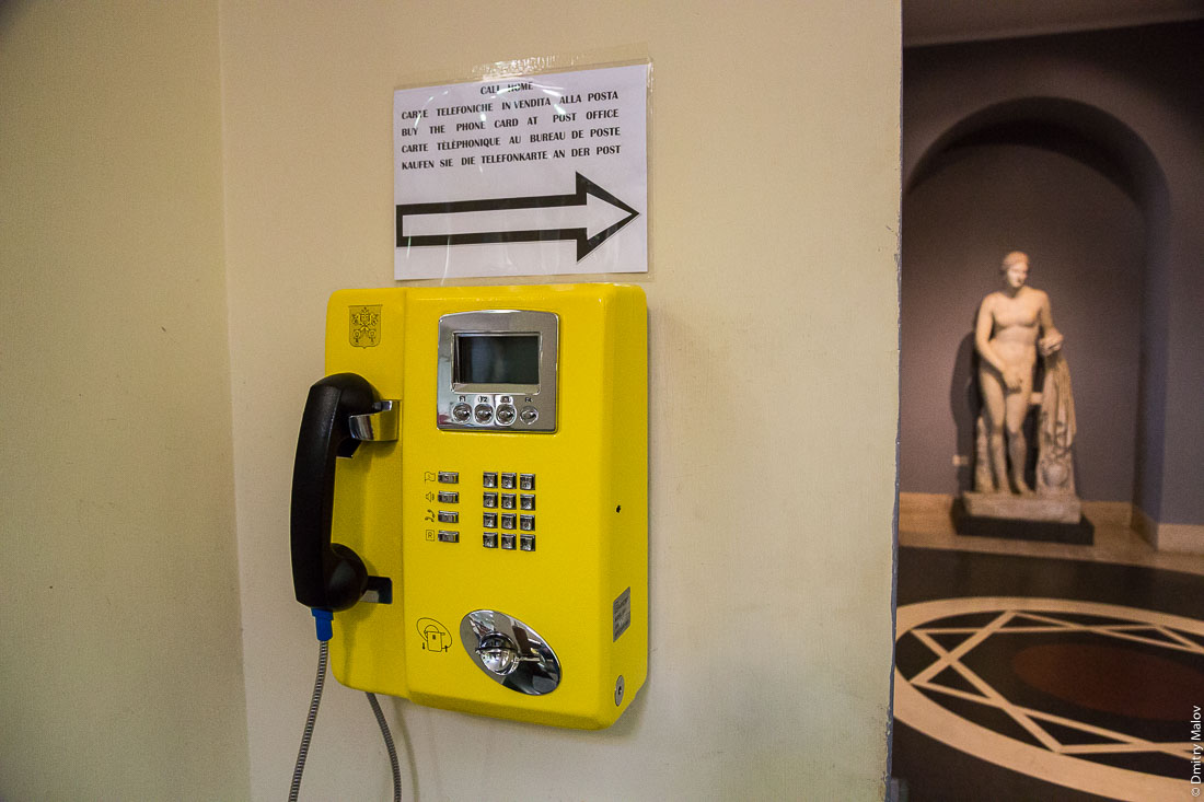 Жёлтый карточный телефон-автомат, Ватикан. Yellow card phone, Vatican.