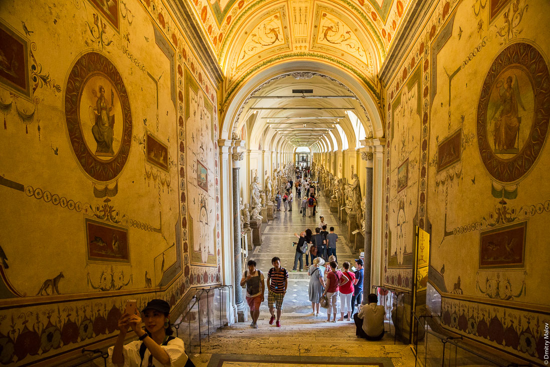 Туристы. Залы Ватиканского музея. Tourists inside Vatican Museums
