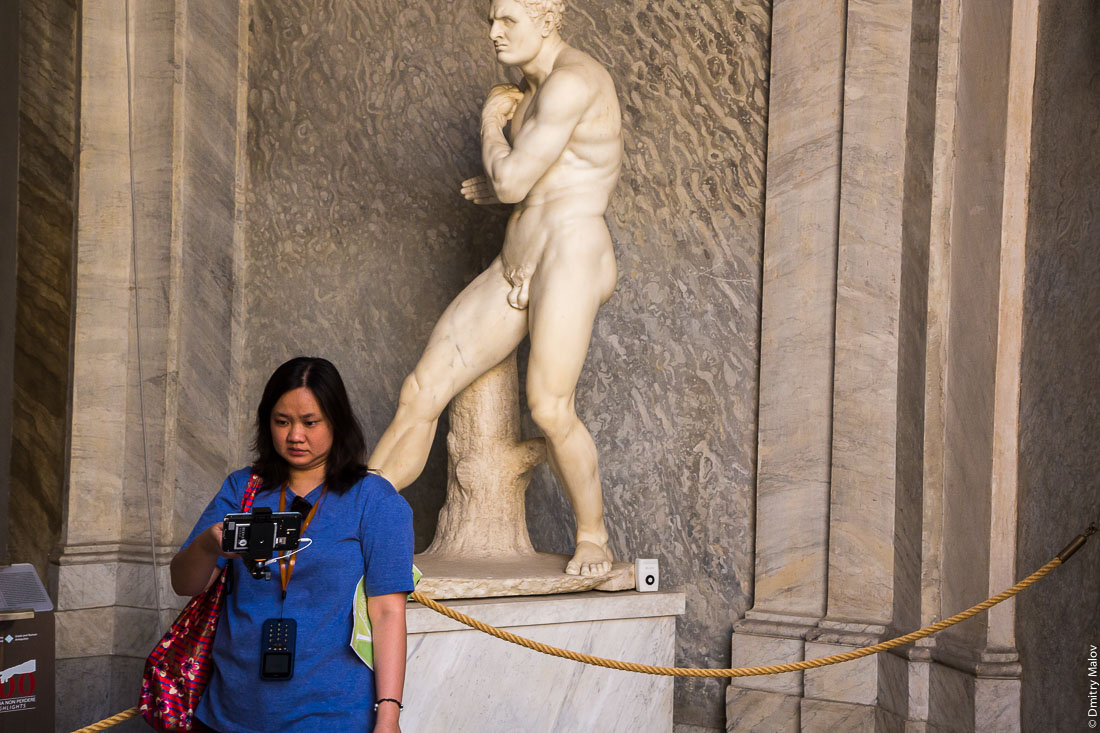 A woman doing selfie inside Vatican Museums. Азиатская женщина делает селфи внутри Музеев Ватикана.