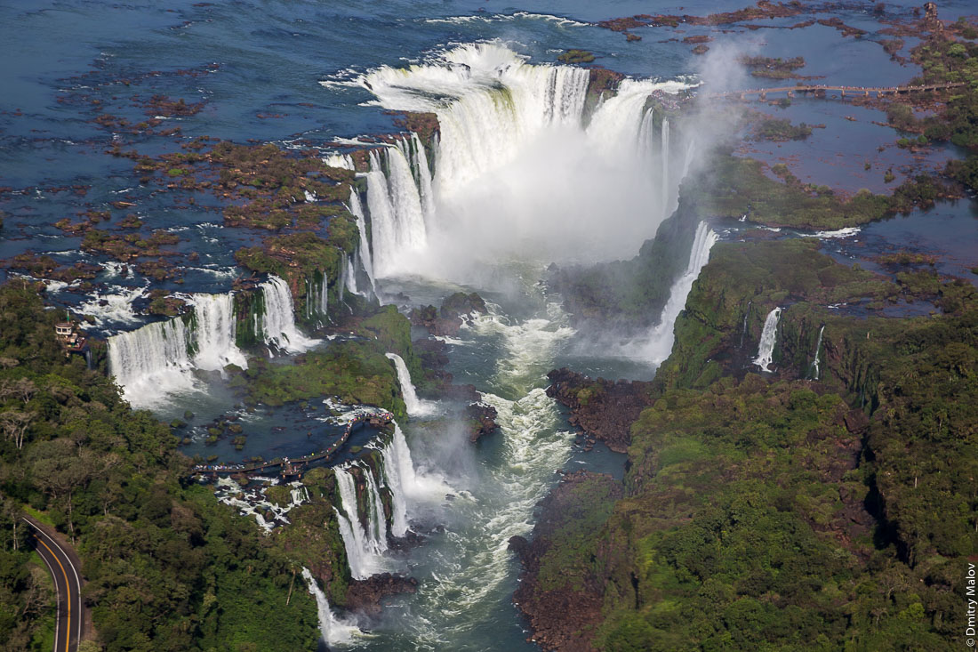 Глотка дьявола, водопад Игуасу, Бразилия, Аргентина. Аэро фото с вертолёта. Garganta del  Diablo. Devil's Throat, Iguazu Falls, Brazil, Argentina. Helicopter aerial photo.