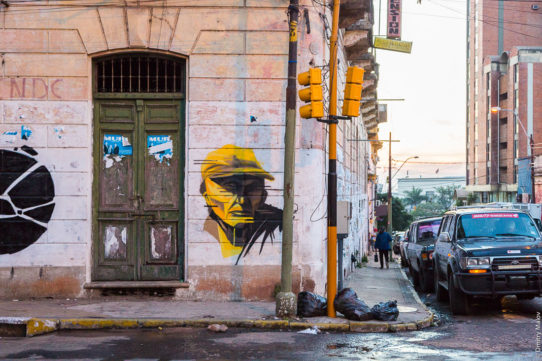 Граффити на индейские темы на домах в центре города Асунсьон, Парагвай. Graffiti on indigenous peoples of Americas on houses in the city center of Asuncion, Paraguay.