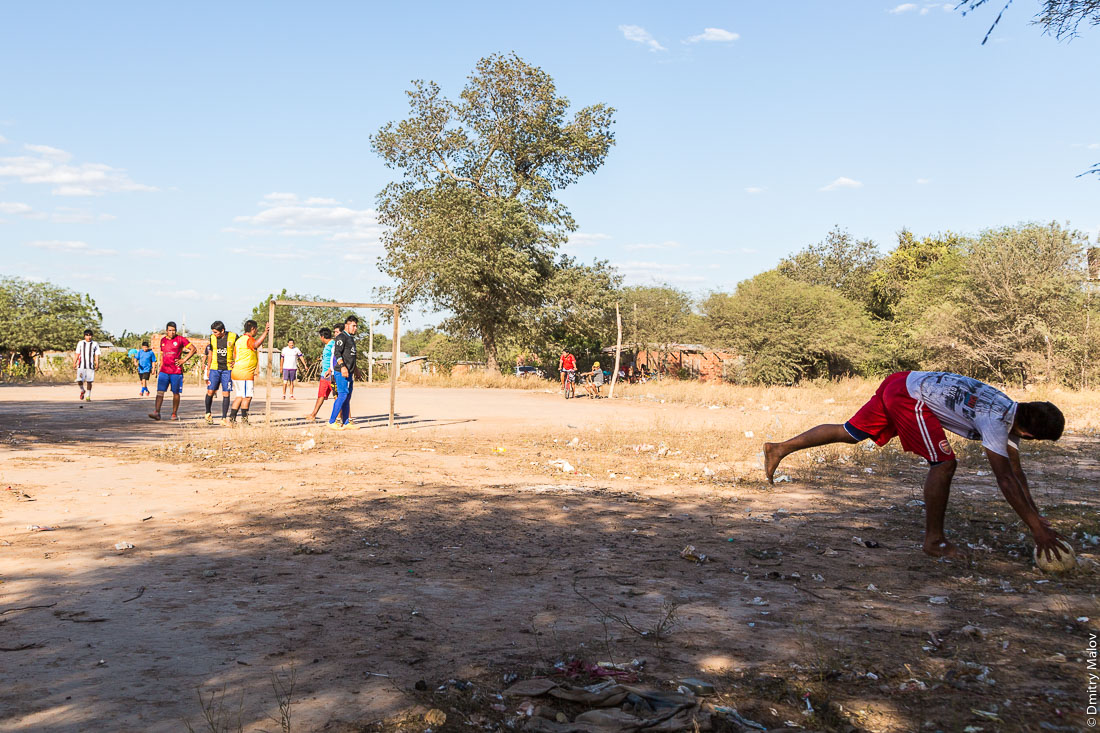 Местные жители рядом с полосой аэропорта играют в футбол, город Филадельфия, Гран-Чако, Парагвай. Local native Americans playing football near Airport of the city of Filadelfia, IATA:FLM, ICAO:SGFI, Gran Chaco, Paraguay.
