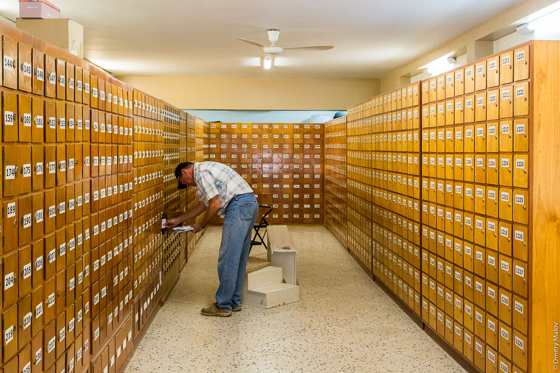 Мужчина проверяет почту внутри почтового отделения в городе Филадельфия, Гран-Чако, Парагвай. A man checking a postbox in a post office in the city of Filadelfia, Gran Chaco, Paraguay.