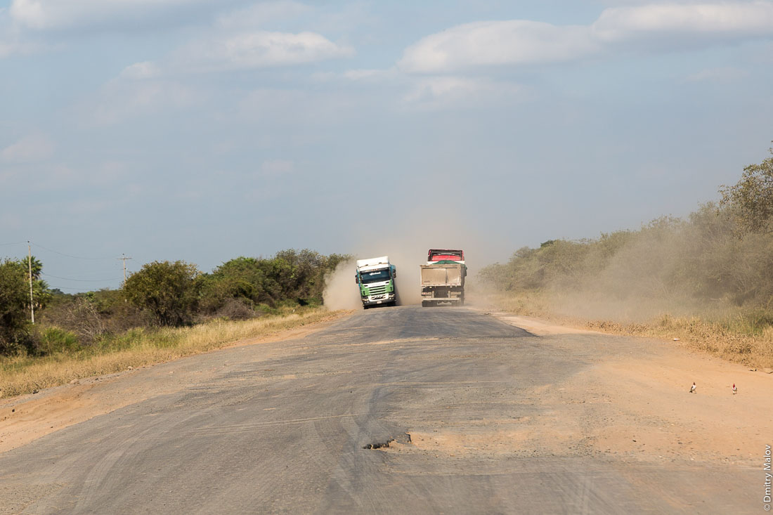 Два грузовика разъезжаются в пыли на плохом участке дороги №9 Рута Трансчако, Гран-Чако, Парагвай. Two trucks are passing by in dust of a bad road on the road number 9 Ruta Transchaco, Gran Chaco, Paraguay.