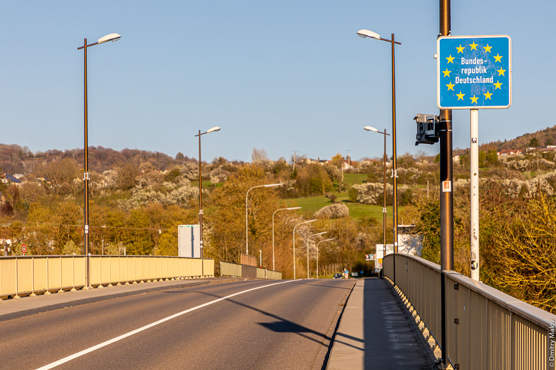 The local border Moselle bridge between Schengen, Luxembourg and Perl, Germany. Местный пограничный мост через Мозель между Шенгеном, Люксембург и Перлом, Германия