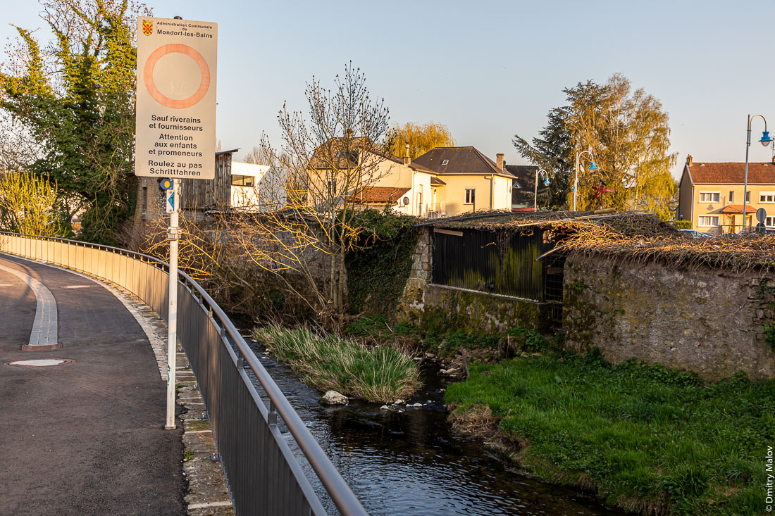 Luxmebourgish-French border in the city center of Mondorf-les-Bains, Luxembourg and Mondorff, France - on Gander river. Люксембургско-французская граница в центре города Мондорф-ле-Бен, Люксембург и Мондорф, Франция. Река Гандер
