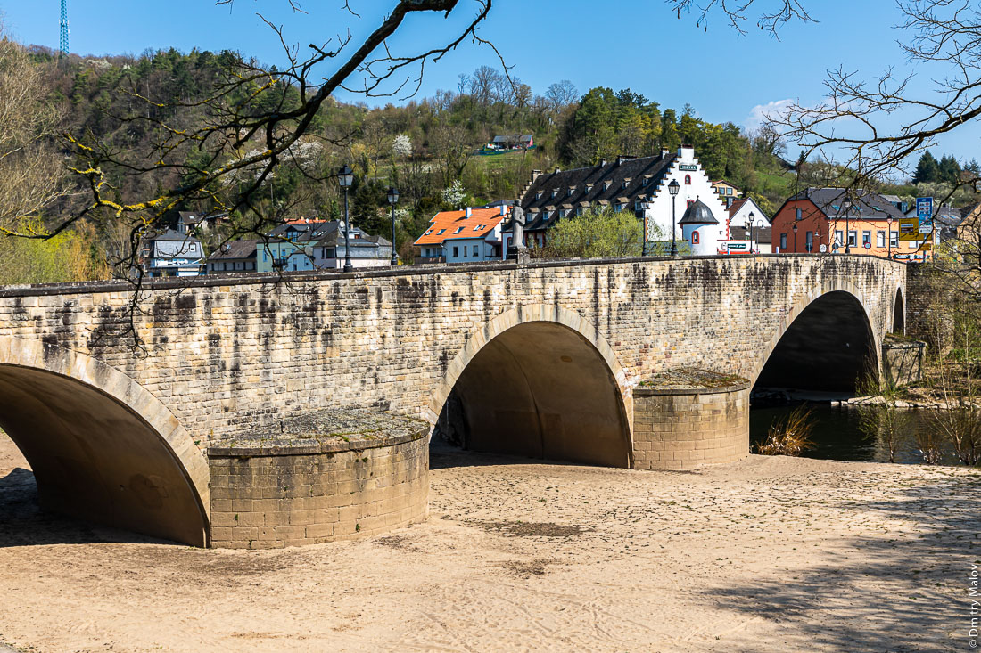 Мост из Эхтернаха в Эхтернахербрюк. Река Зауэр. Граница Люксембург - Германия. Bridge from Echternach to Echternacherbruck, river Sûre. Border of Luxembourg and Germany.